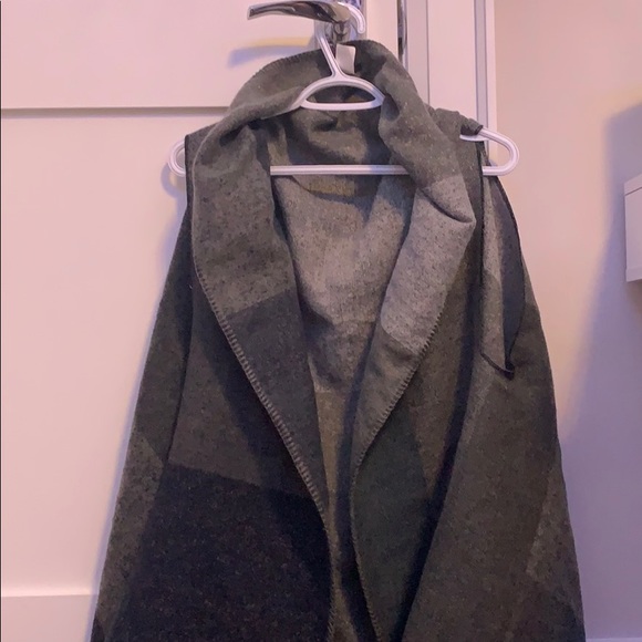 Sleeveless sweater throw! - Picture 1 of 8